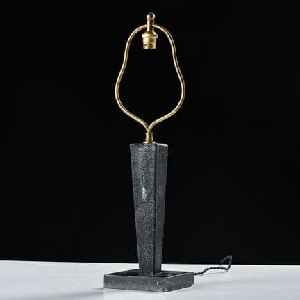 TRAVAIL FRANCAIS

Lampe de table à base carrée en 
