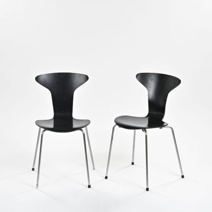 Arne JACOBSEN (1902-1971)

Paire de chaises empila