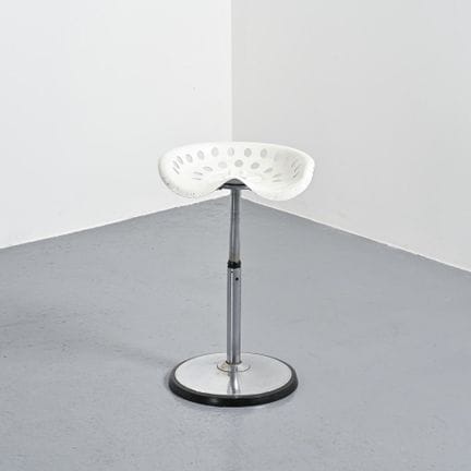 Etienne Fermigier (1932–1973)

Height-adjustable s