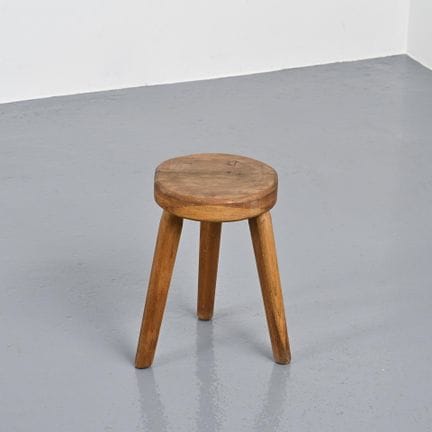 TRAVAIL BRUTALISTE

Tabouret tripode en bois massi