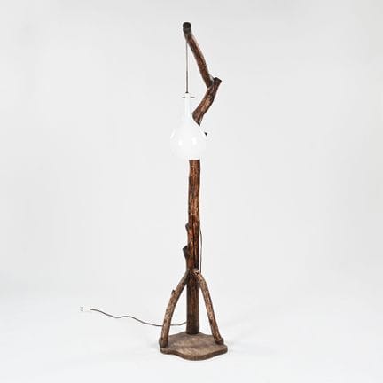 TRAVAIL BRUTALISTE

Lampadaire réalisé avec un tro