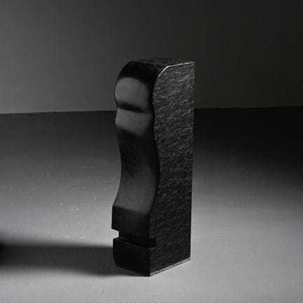 罗伯特·诺伊豪泽（1949-2011）

这件单体雕塑由辉绿岩制成，这是一种结构致密的黑色火山岩，其