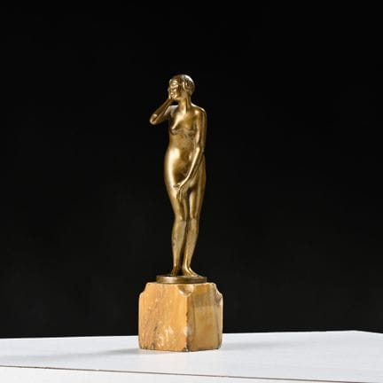 让·伯纳德·德孔普（1872-1948）

《沐浴女郎》

镀金釉的雷古勒陶像，置于大理石斜切底座上