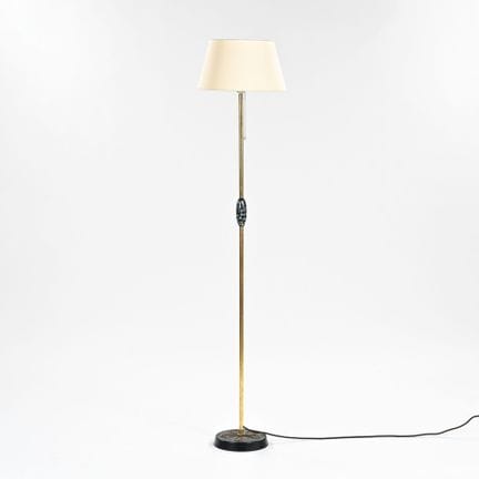 FRENCH DESIGN

Floor lamp with a circular base mad