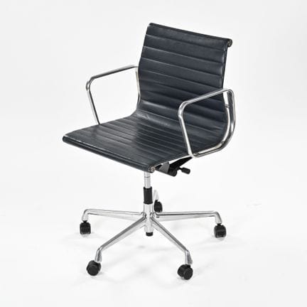 Charles (1907–1978) and Ray (1912–1988) EAMES

EA1