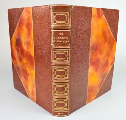 [卡穆塞（乔治）]。《医生的十四行诗》。巴黎，藏书医学会，1929年。一册四开本，巧克力色半马皮装帧
