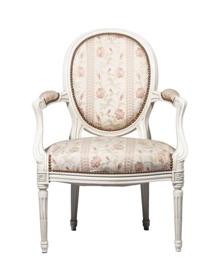 Sillón con respaldo en forma de medallón de madera