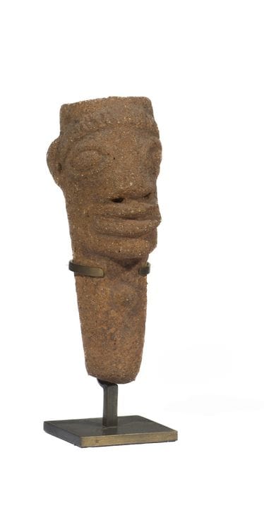 Estatuilla cónica, rostro con ojos saltones asocia