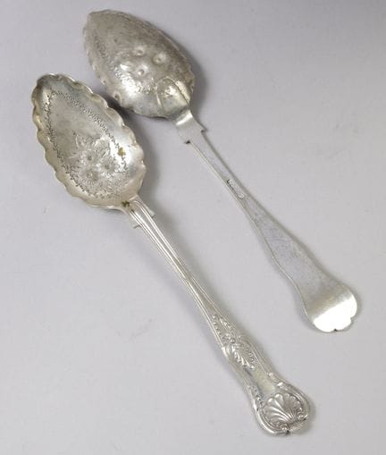 Dos cucharas de plata de ley 800°/°° con decoració