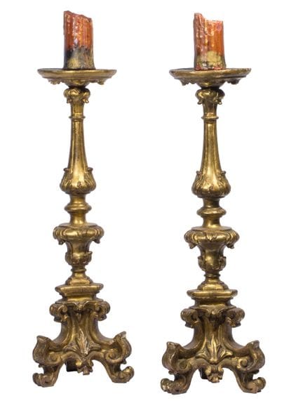 Par de grandes candelabros de madera tallada y dor