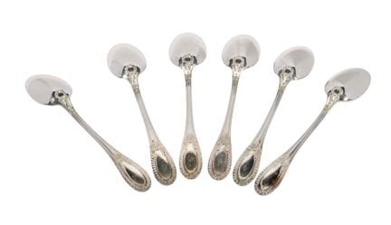 Seis cucharas de moka de plata con este diseño.
Pu