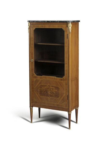 Librería a modo de vitrina, de madera chapada y ma