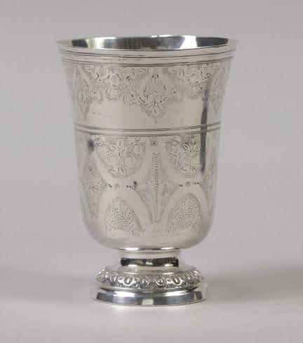 Timbal de plata en forma de tulipán, decorado con 
