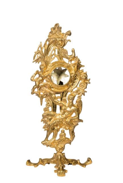 Caja de reloj de bronce dorado con decoración roca