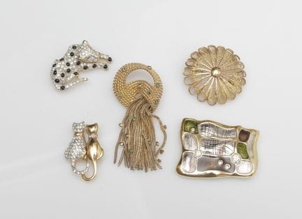 Ensemble de cinq broches fantaisie, en métal et pi