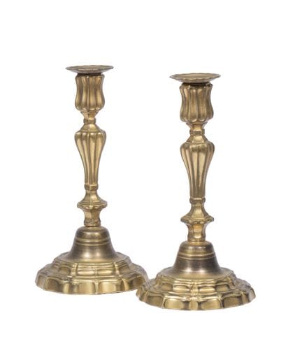 Par de candelabros de estilo rococó en bronce dora