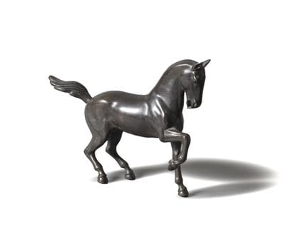 Conjunto compuesto por un caballo de metal con pát