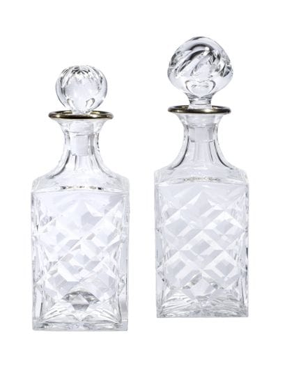 Dos botellas de whisky de cuerpo cuadrado con deco