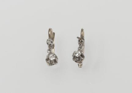 Paire de dormeuses en or jaune 750°/°° et argent, 