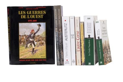 Ensemble de livres reliés ou brochés. Militaria. E