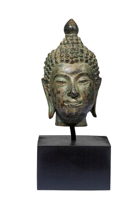 Cabeza de Buda en bronce patinado en verde. 
Taila