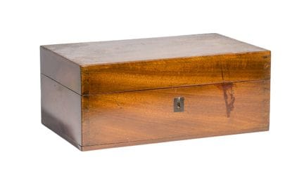 Gran cofre rectangular de caoba. Embellecedor de l