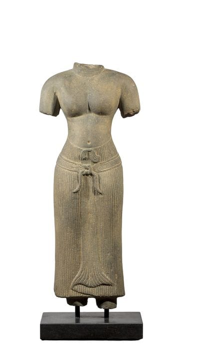 Estatuilla femenina que lleva un sampot sujeto por