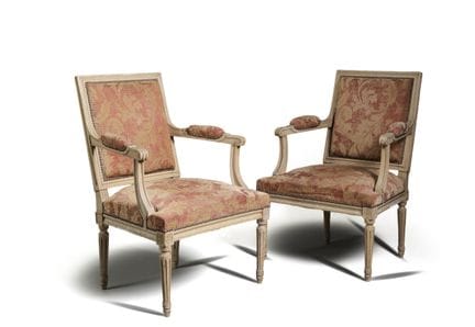 Par de sillones de madera moldeada y tallada, pint