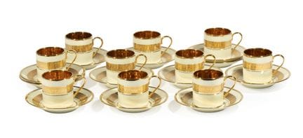 Diez tazas y doce platillos de porcelana con decor