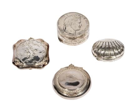 Conjunto de cuatro pastilleros de plata con decora