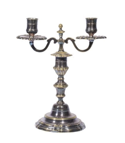 Candelabro de dos luces de bronce plateado, con de