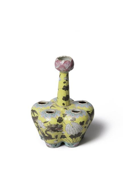 China.
Jarrón de porcelana con forma de tulipán, d