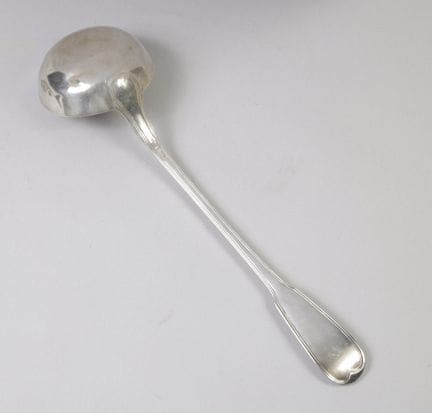 Cucharón de plata liso con decoración de redes. (P