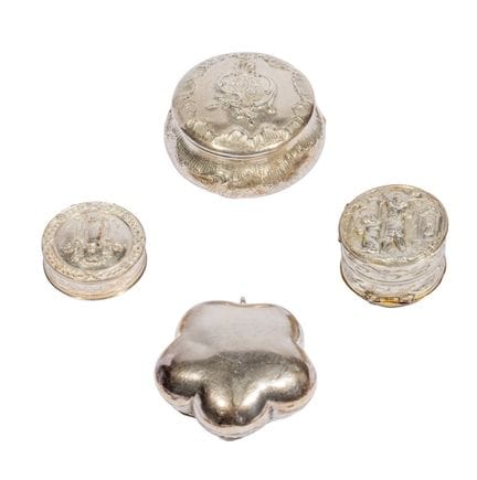 Conjunto de cuatro pastilleras de plata con decora