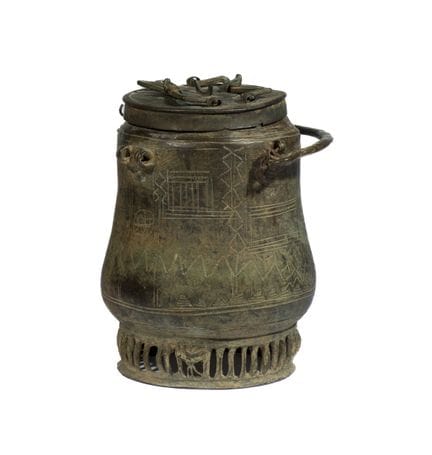 Vaso cilíndrico conocido como kuduo. Está decorado