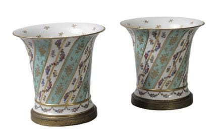 SÈVRES. 
Par de jarrones cilíndricos de porcelana 