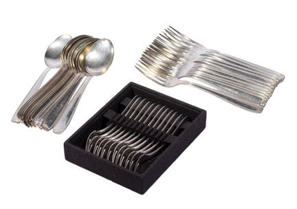 Juego de metal plateado compuesto por 12 cucharas 
