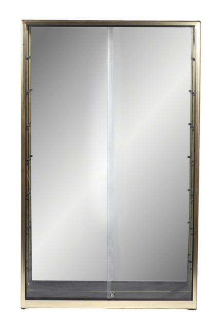 Vitrina moderna de latón y cristal, con dos puerta