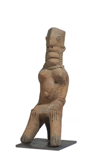Estatua femenina sentada con los brazos apoyados e