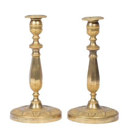 Par de candelabros de bronce dorado con motivos de