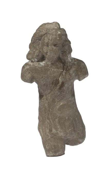 Estatuilla que representa a un hombre de pie, vest