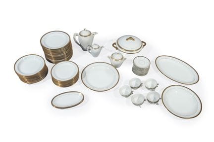Limoges.
Juego de vajilla de porcelana blanca con 