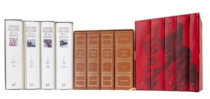 Ensemble de livres reliés sous emboîtages.
Histoir
