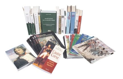 Ensemble de livres reliés ou brochés. Militaria. E
