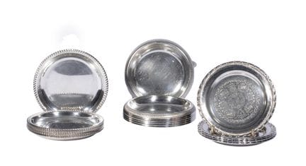 Juego de posavasos de metal plateado.
Seis posavas