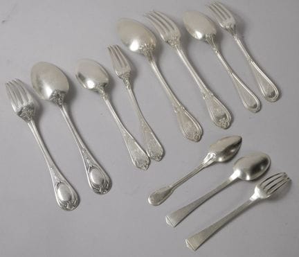 Cinco cubiertos de plata desparejados. 
Punzones d