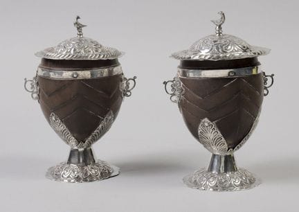 Dos tazas de mate sobre pie, de plata, probablemen