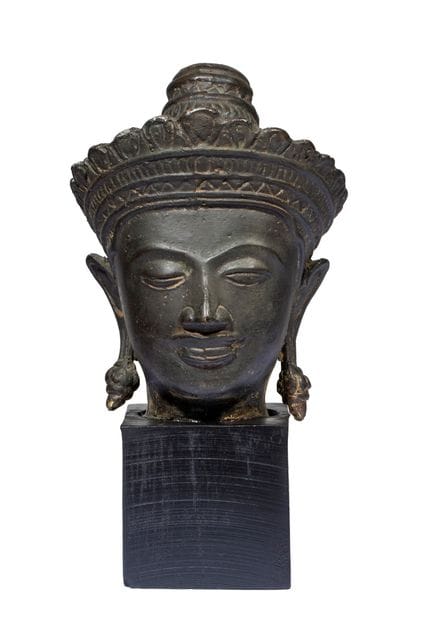 Cabeza de Bodhisattva en bronce patinado marrón.
C