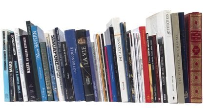 Manette de livres reliés ou brochés, notamment des