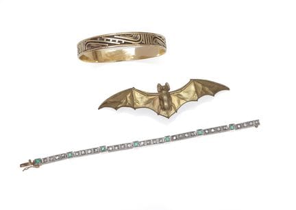Set consisting of a rigid metal bracelet with open